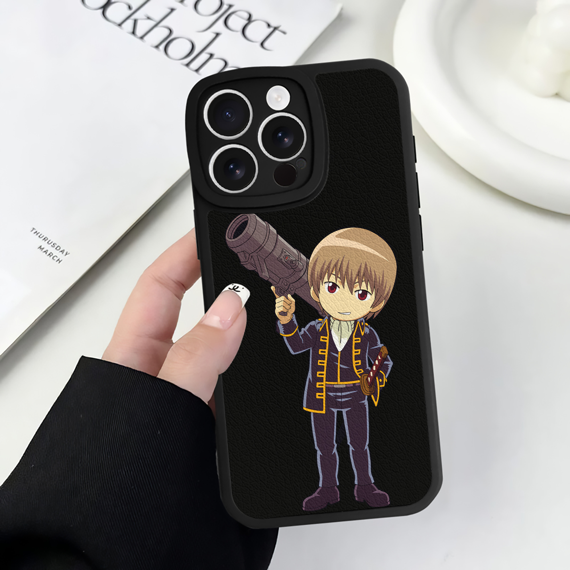 （画像用） ぎんたま 坂田銀時（さかたぎんとき） 神楽 志村新八（しむら しんぱち） GINTAMA Sakata Gintoki Kagura Shimura Shinpachi 【iPhone 16シリーズ対応】シリコンスマホケース（レザー調） 材質：シリコン